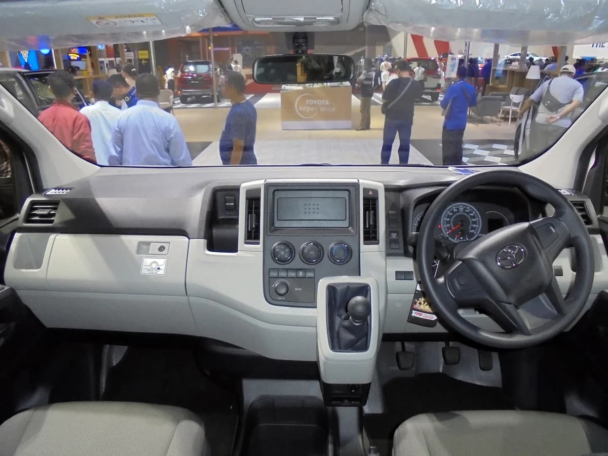 Kabin Lapang Toyota HiAce Commuter