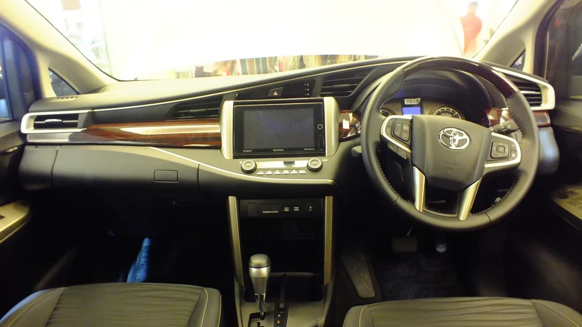 Interior Kabin Toyota Kijang Innova Reborn