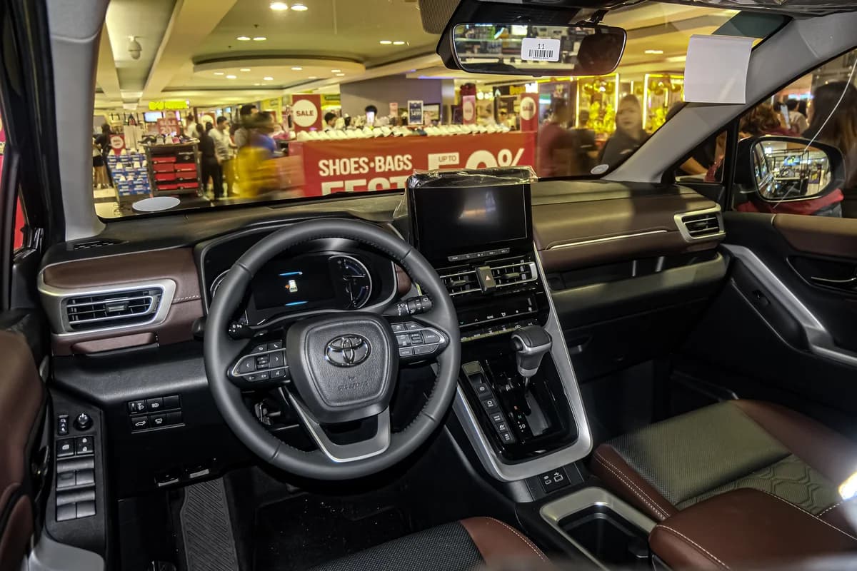 Interior Modern Toyota Innova Zenix